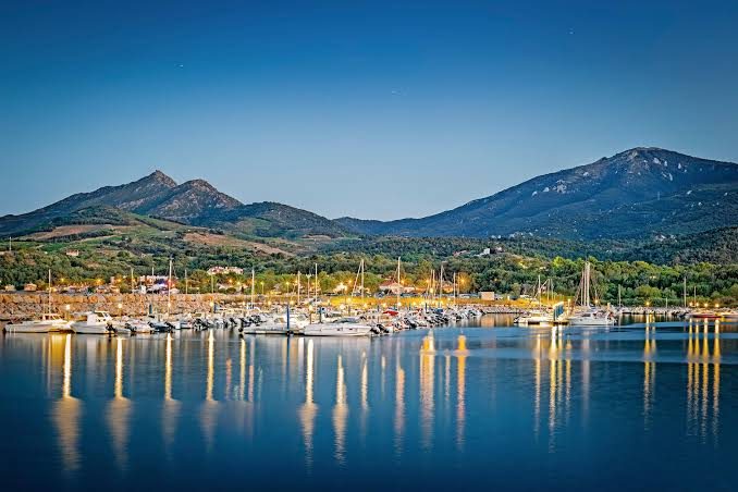 La marina d’Argelès-sur-Mer à l’heure bleue, face aux Albères