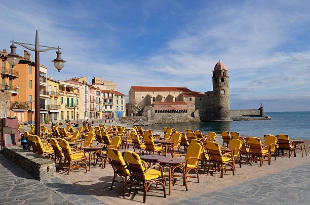 Le clocher de Collioure et une terrasse au bord de l’eau