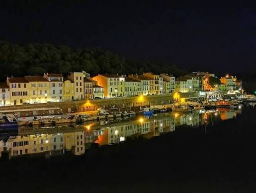 Le port de Port-Vendres illuminé la nuit, reflets sur l’eau